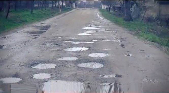 Cel mai prost drum din România. Bucata de şosea nu a mai fost asfaltată de un sfert de secol