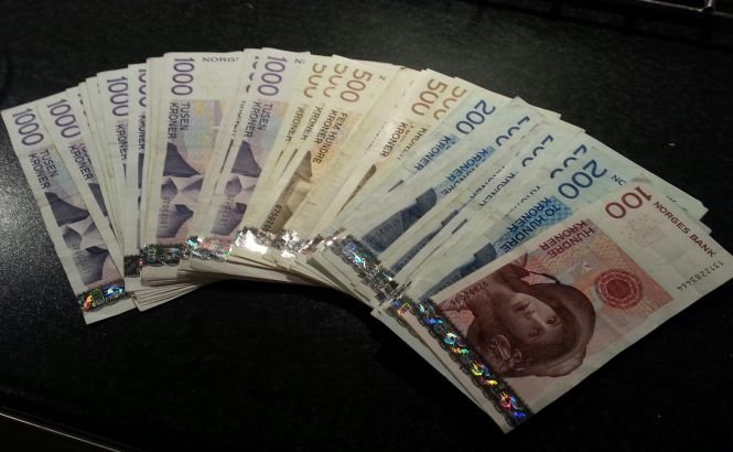 Doi adolescenţi norvegieni au returnat o geantă plină cu bani