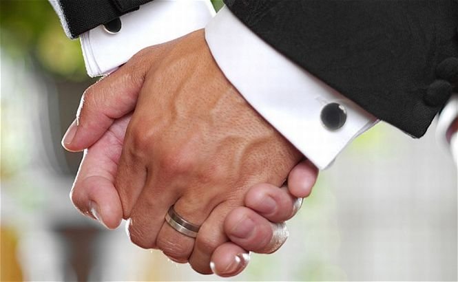 Senatul francez a aprobat căsătoria între homosexuali