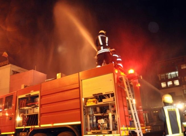 Incendiu puternic la un hotel din Moneasa. Turiştii au fost evacuaţi