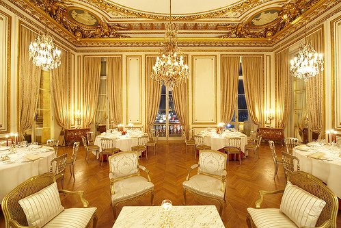 Un hotel de lux din Paris scoate la licitaţie mobilierul şi colecţia de vinuri, pentru a strânge fonduri în vederea restaurării