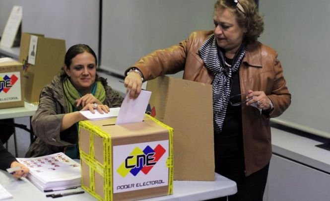 Au început alegerile în Venezuela. Alegătorii îl desemnează pe succesorul lui Hugo Chavez