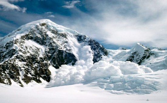 Risc de avalanşă în Masivul Bucegi. Turiştii sunt avertizaţi să nu se aventureze pe munte