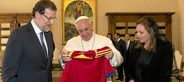 Microbistul Papa Francisc a primit în dar un tricou semnat de toţi membrii echipei naţionale a Spaniei