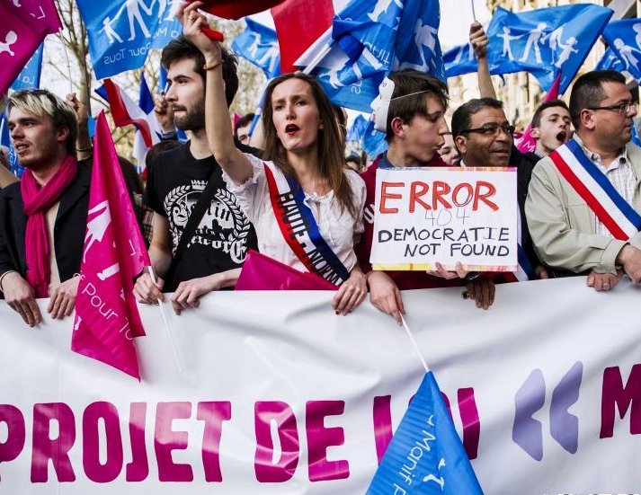 Mii de persoane au protestat la Paris faţă de căsătoria între persoane de acelaşi sex