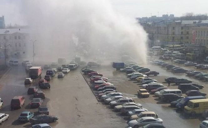 O conductă spartă a provocat un GHEIZER spectaculos într-un oraş din Rusia