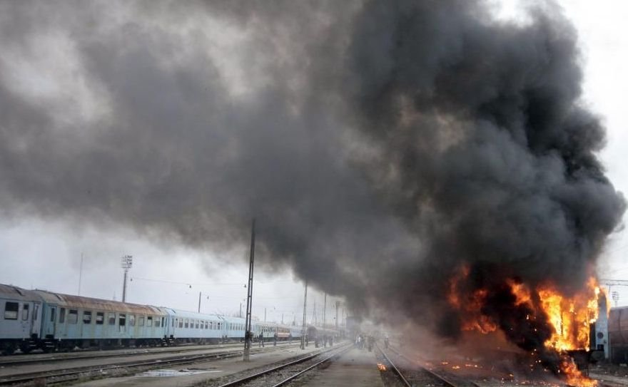 Incendiu în gara din Câmpina. Un vagon cu cocs a luat foc
