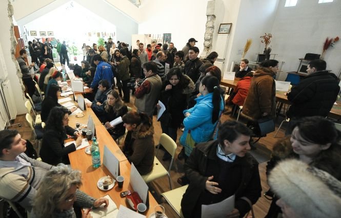 Sute de români s-au călcat în picioare pentru un loc de muncă