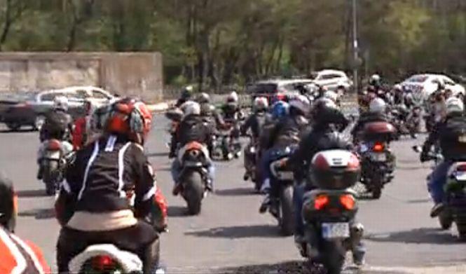 Protest pe două roţi! Peste 400 de motociclişti, într-un marş prin Capitală