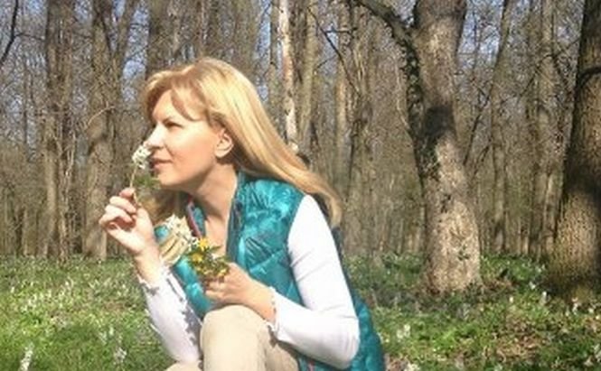 Relaxare în week-end! Elena Udrea, şedinţă foto în pădure