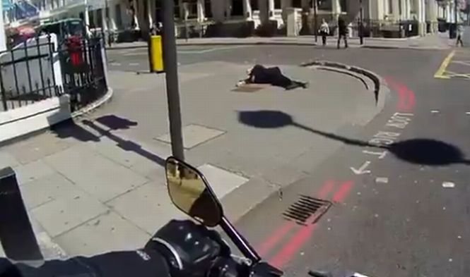 Lecţia de umanitate oferită de un motociclist, pe străzile Londrei