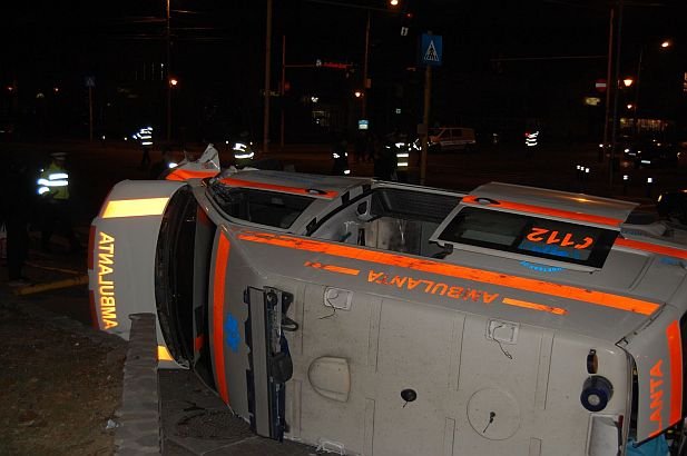 O ambulanţă care transporta un copil bolnav la Bucureşti a fost lovită în plin de un şofer vitezoman