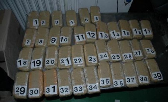 Şase români şi albanezi, prinşi cu 25 kg de heroină, în valoare de 500.000 euro