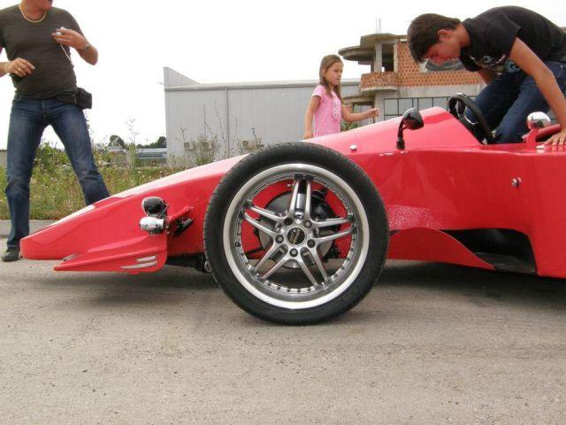 Un bosniac şi-a construit propria maşină de Formula 1 204701