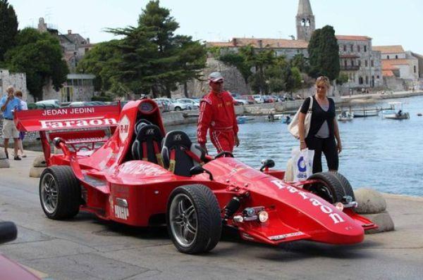 Un bosniac şi-a construit propria maşină de Formula 1 204705