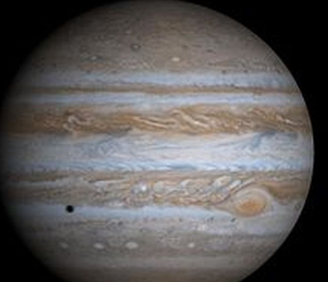 Apa din atmosfera înaltă a planetei Jupiter provine de pe o cometă