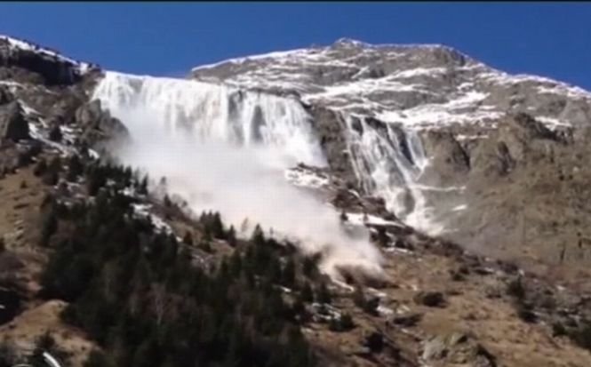 Avalanşă spectaculosă în Alpii Francezi