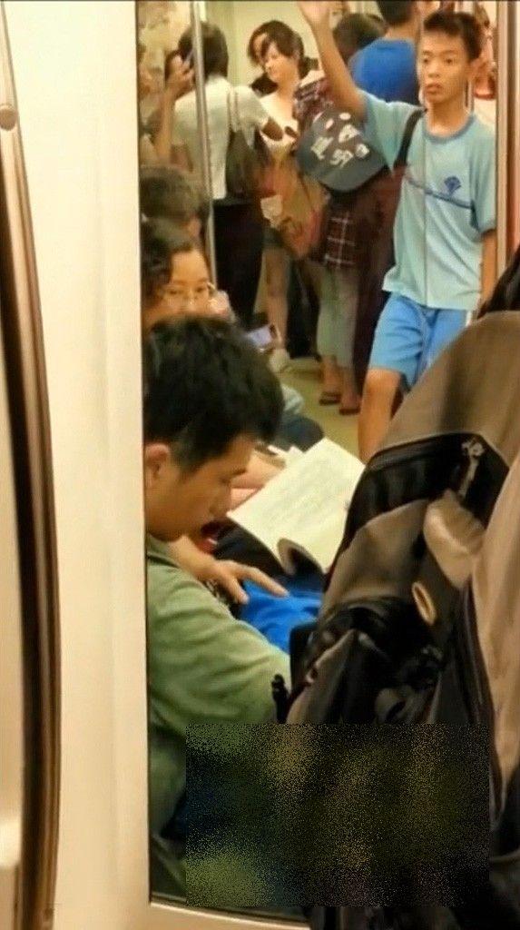 Era oră de vârf şi toţi se întorceau de la muncă. Un chinez slăbuţ şi partenera lui XXL au făcut-o în văzul tuturor, în METROU 204998