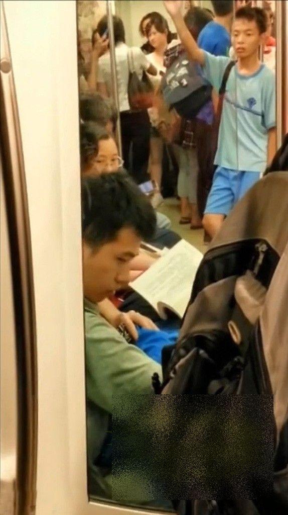 Era oră de vârf şi toţi se întorceau de la muncă. Un chinez slăbuţ şi partenera lui XXL au făcut-o în văzul tuturor, în METROU 204999