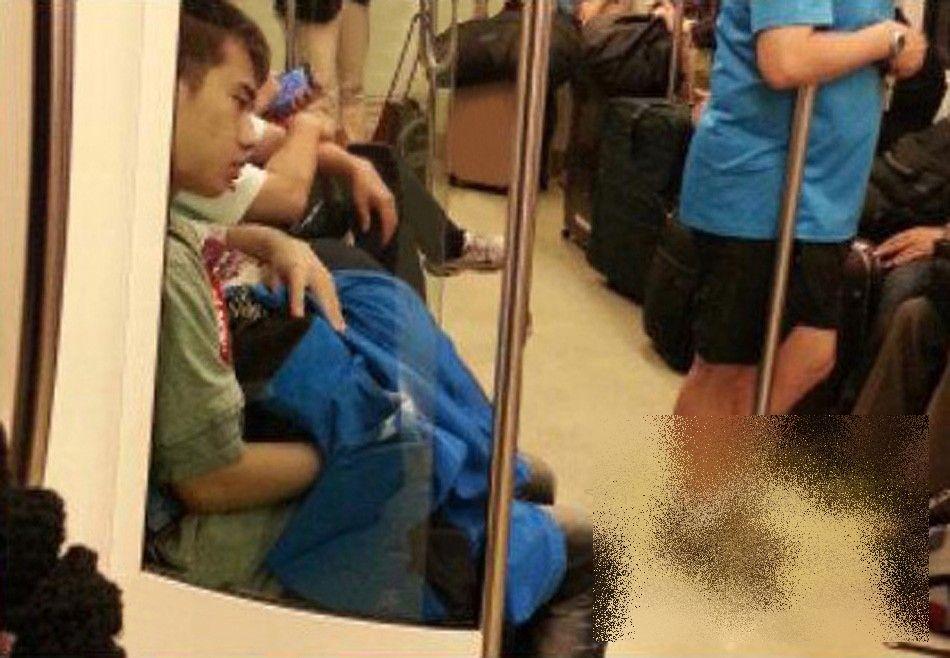 Era oră de vârf şi toţi se întorceau de la muncă. Un chinez slăbuţ şi partenera lui XXL au făcut-o în văzul tuturor, în METROU 205000