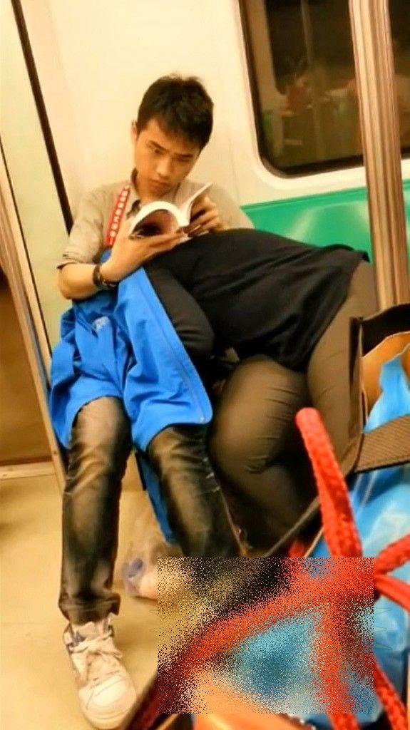 Era oră de vârf şi toţi se întorceau de la muncă. Un chinez slăbuţ şi partenera lui XXL au făcut-o în văzul tuturor, în METROU 205001