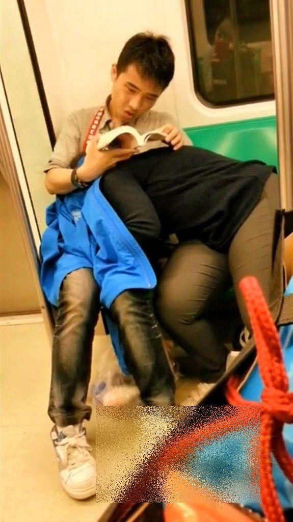 Era oră de vârf şi toţi se întorceau de la muncă. Un chinez slăbuţ şi partenera lui XXL au făcut-o în văzul tuturor, în METROU 205002