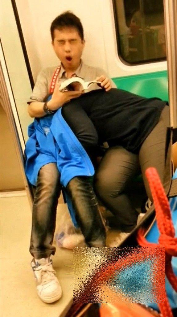 Era oră de vârf şi toţi se întorceau de la muncă. Un chinez slăbuţ şi partenera lui XXL au făcut-o în văzul tuturor, în METROU 205003