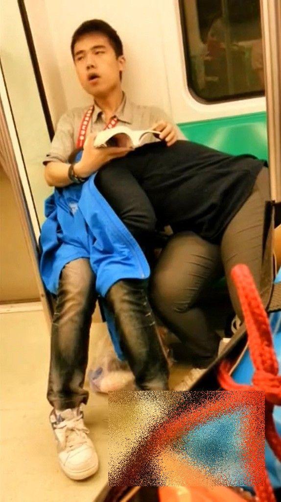 Era oră de vârf şi toţi se întorceau de la muncă. Un chinez slăbuţ şi partenera lui XXL au făcut-o în văzul tuturor, în METROU 205004