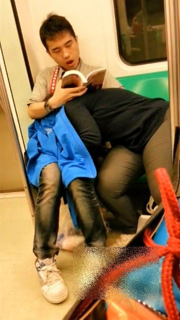 Era oră de vârf şi toţi se întorceau de la muncă. Un chinez slăbuţ şi partenera lui XXL au făcut-o în văzul tuturor, în METROU 205006