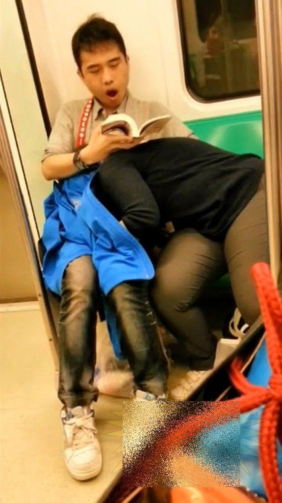 Era oră de vârf şi toţi se întorceau de la muncă. Un chinez slăbuţ şi partenera lui XXL au făcut-o în văzul tuturor, în METROU 205007