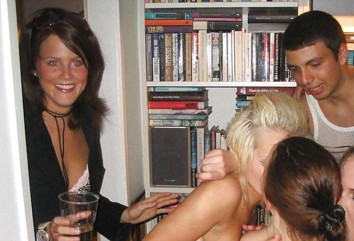 Mergeau în fiecare duminică la biserică. Părinţii lor au încremenit când au văzut ce fac în căminul de la facultate 205030