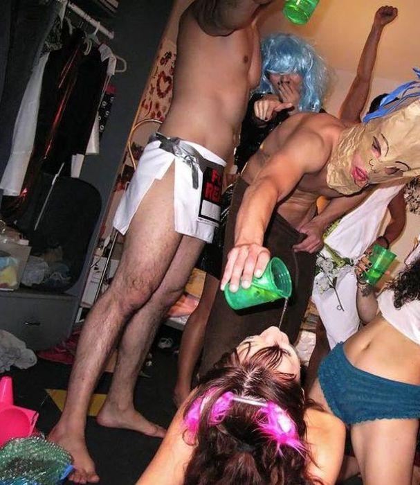 Mergeau în fiecare duminică la biserică. Părinţii lor au încremenit când au văzut ce fac în căminul de la facultate 205031