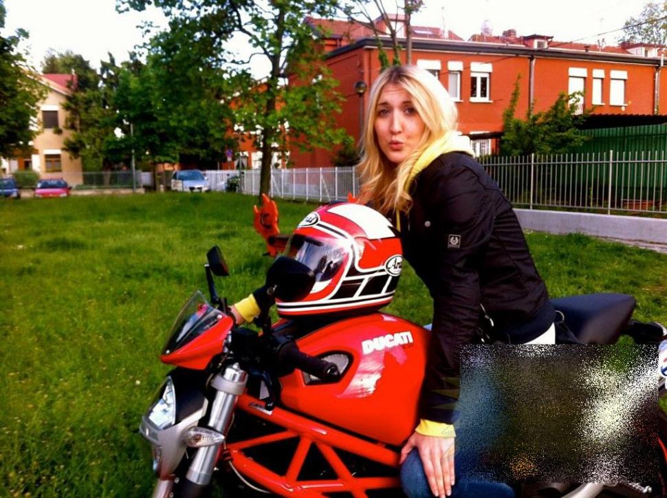 Această fată frumoasă a MURIT după ce a făcut un lucru extrem de popular printre tineri. Înainte, postase pe Facebook poza asta 205220