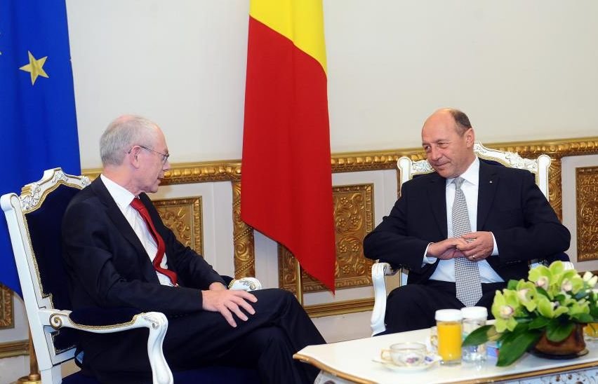 Băsescu: Ieşim din procedura de deficit excesiv. România nu are nevoie să stea cu mâna întinsă nicăieri 