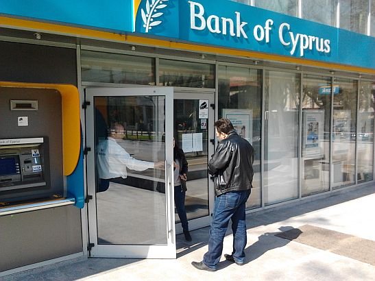 Mii de clienţi din România ai Bank of Cyprus sunt disperaţi, după acest anunţ. &quot;E o bătaie de joc&quot;