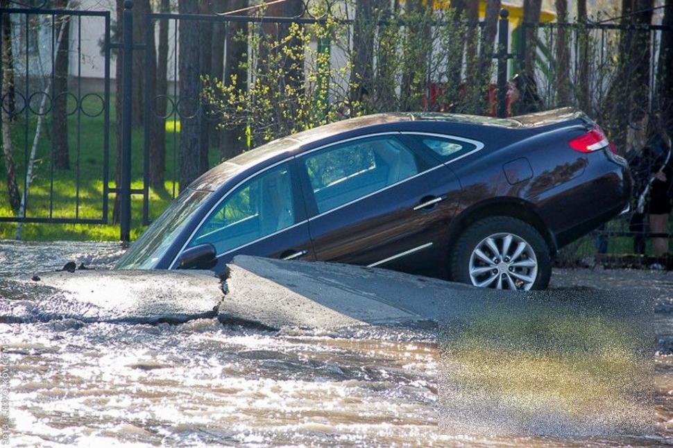 S-a întâmplat ieri, în mijlocul Capitalei. Poliţiştii se uitau ca la circ; în loc să acţioneze, făceau POZE 205223