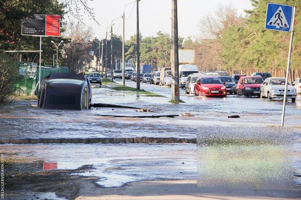 S-a întâmplat ieri, în mijlocul Capitalei. Poliţiştii se uitau ca la circ; în loc să acţioneze, făceau POZE 205226