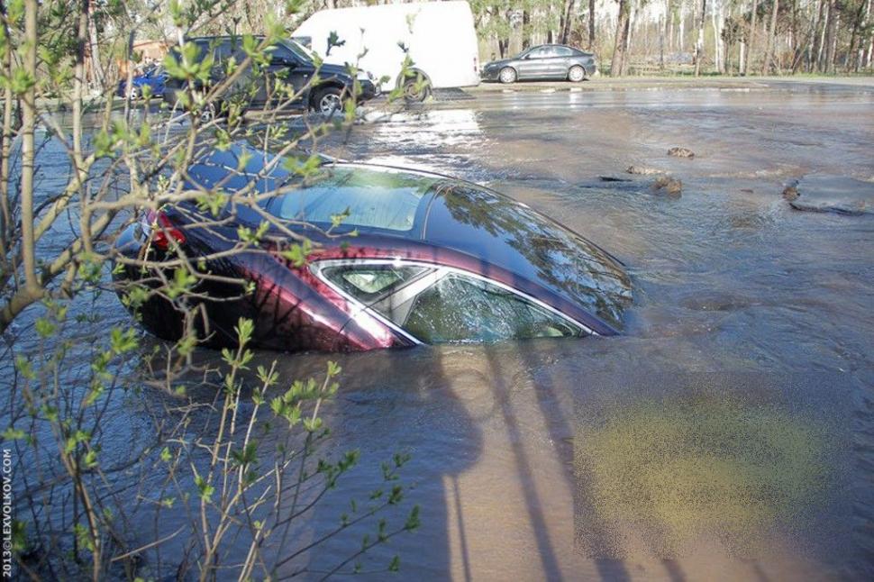 S-a întâmplat ieri, în mijlocul Capitalei. Poliţiştii se uitau ca la circ; în loc să acţioneze, făceau POZE 205227