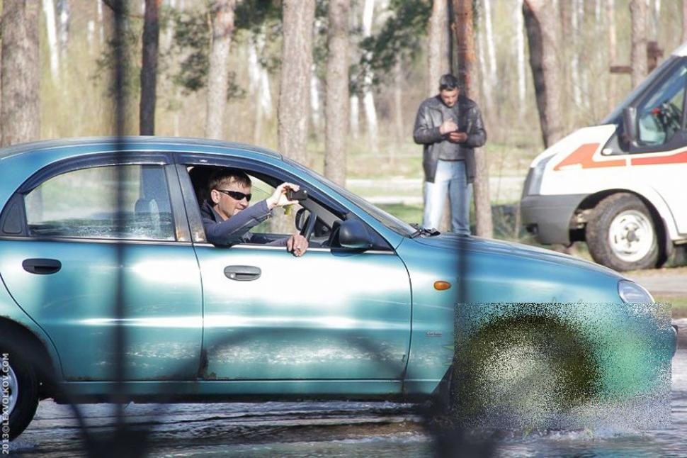 S-a întâmplat ieri, în mijlocul Capitalei. Poliţiştii se uitau ca la circ; în loc să acţioneze, făceau POZE 205229