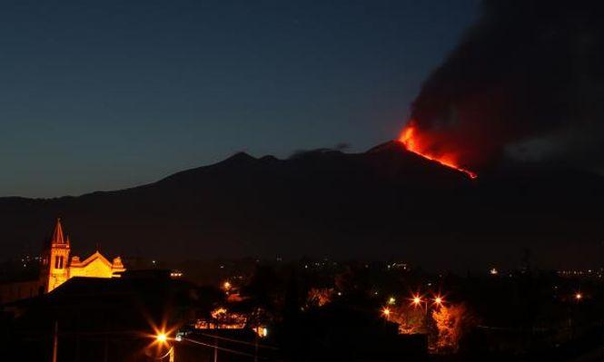 Trei "guri de foc" s-au deschis în Italia. Imagini spectaculoase cu o erupţie extrem de violentă 205745