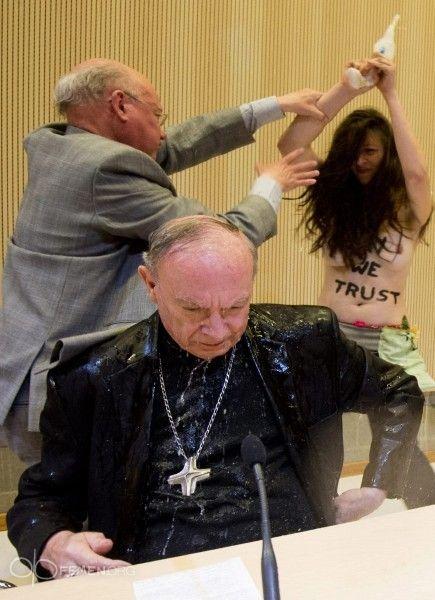 "Anul Domnului vine". Ce i s-a întâmplat preotului catolic care ţinea un discurs despre BLASFEMIE 205828