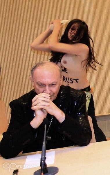 "Anul Domnului vine". Ce i s-a întâmplat preotului catolic care ţinea un discurs despre BLASFEMIE 205831