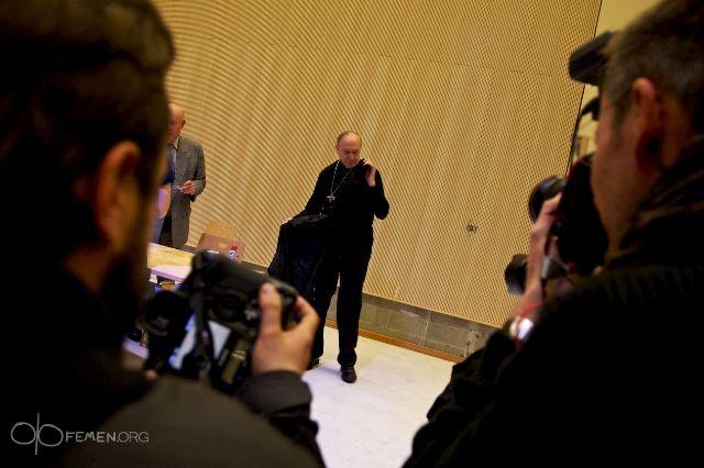 "Anul Domnului vine". Ce i s-a întâmplat preotului catolic care ţinea un discurs despre BLASFEMIE 205837