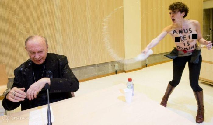 "Anul Domnului vine". Ce i s-a întâmplat preotului catolic care ţinea un discurs despre BLASFEMIE 205841