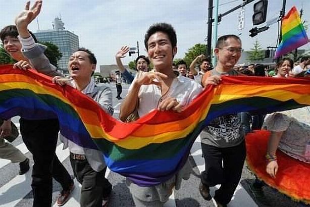 Mii de oameni au ieşit în stradă în Japonia pentru &quot;Sărbătoarea curcubeului&quot;. Homosexualii s-au distrat în văzul tuturor