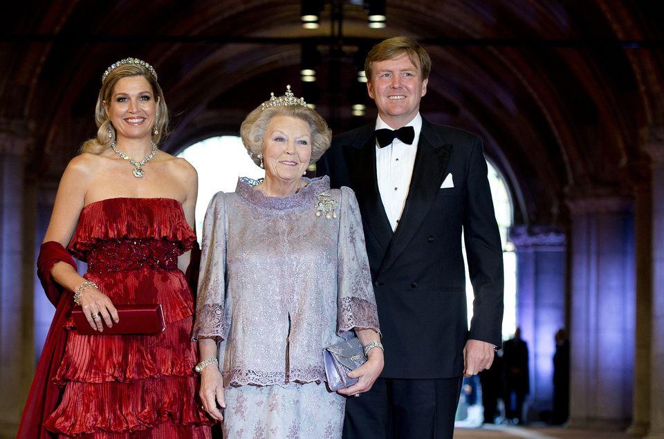 Prinţul Willem-Alexander al Olandei a devenit REGE, după abdicarea mamei sale 206052