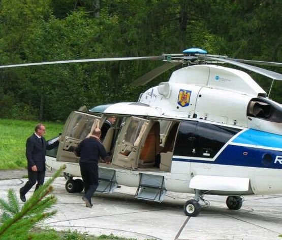 Traian Băsescu, cu elicopterul pe litoral, unde va petrece ziua de 1 Mai