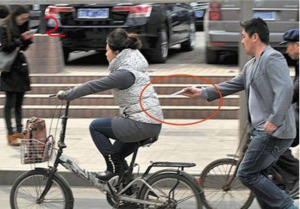 Ce i s-a întâmplat acestei tinere care mergea pe bicicletă. Când a ajuns acasă nu i-a venit să creadă 206174