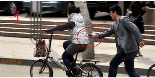 Ce i s-a întâmplat acestei tinere care mergea pe bicicletă. Când a ajuns acasă nu i-a venit să creadă 206175