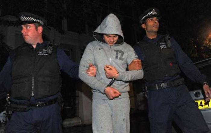 După ce a postat această poză pe Facebook, poliţia a venit şi l-a săltat de acasă. Acum e în închisoare 206217